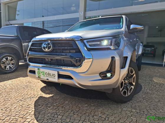 TOYOTA HILUX 2.8 D-4D TURBO DIESEL CD SRX PLUS 4X4 AUTOMÁTICO